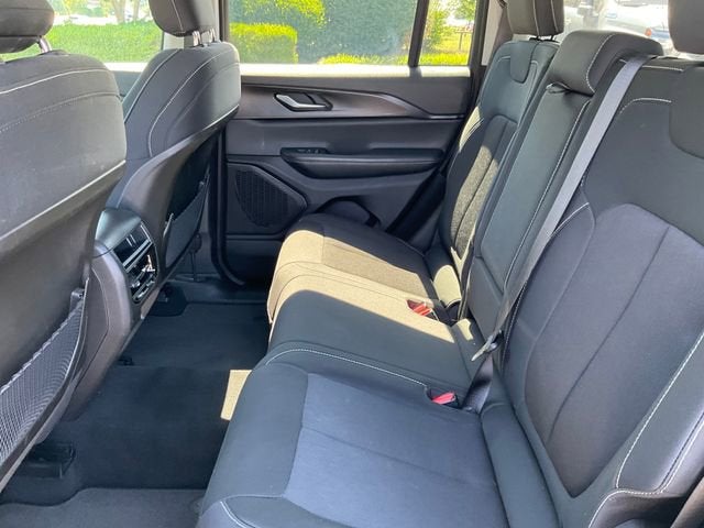2023 Jeep Grand Cherokee Laredo 4x4