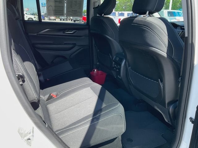 2023 Jeep Grand Cherokee Laredo 4x4