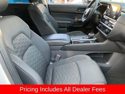 2025 Nissan Pathfinder SV